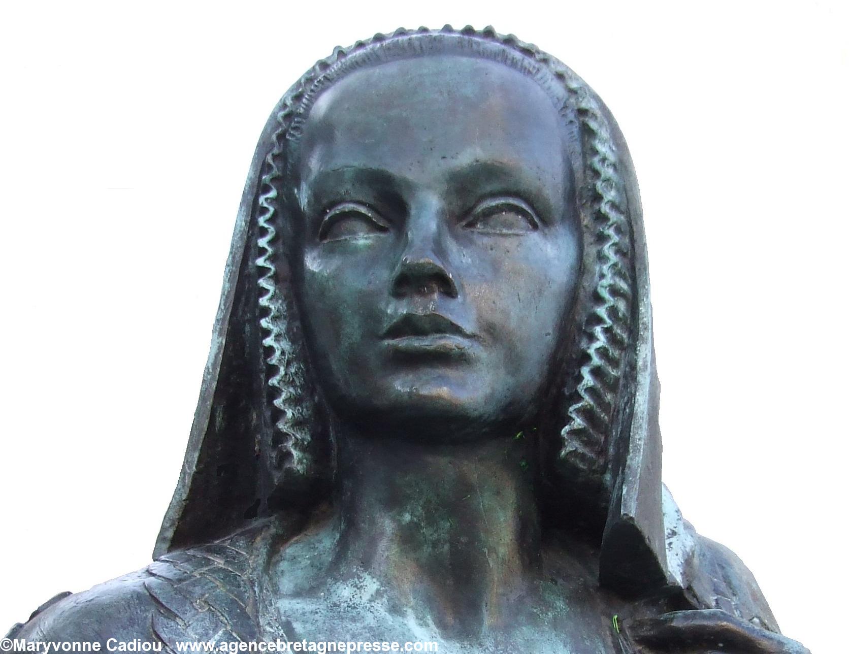 Anne de Bretagne. Nantes 2002 par Jean Freour sculpteur breton. Détail. Anne de Bretagne. Nantes 2002 par Jean Freour sculpteur breton. Détail.