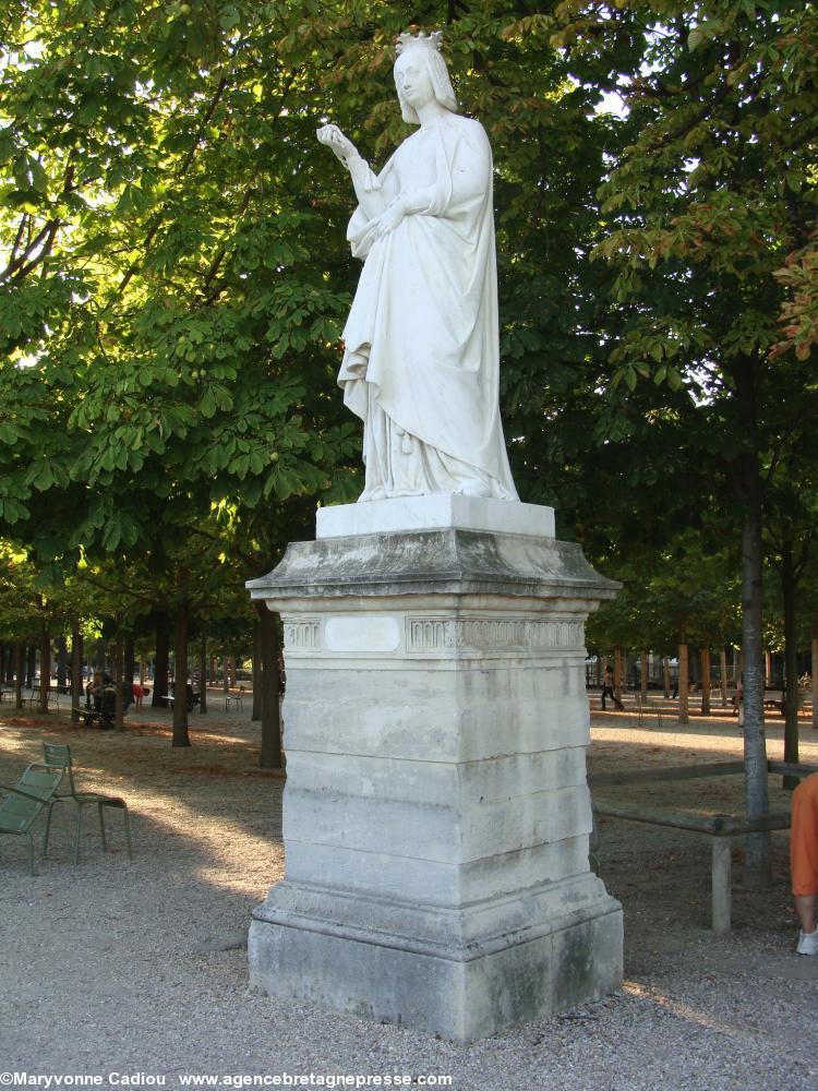 Anne de Bretagne. Paris Jardin du Luxembourg. Vue d’ensemble de la statue de Jean Debay de 1847. Anne de Bretagne. Paris Jardin du Luxembourg. Vue d’ensemble de la statue de Jean Debay de 1847.