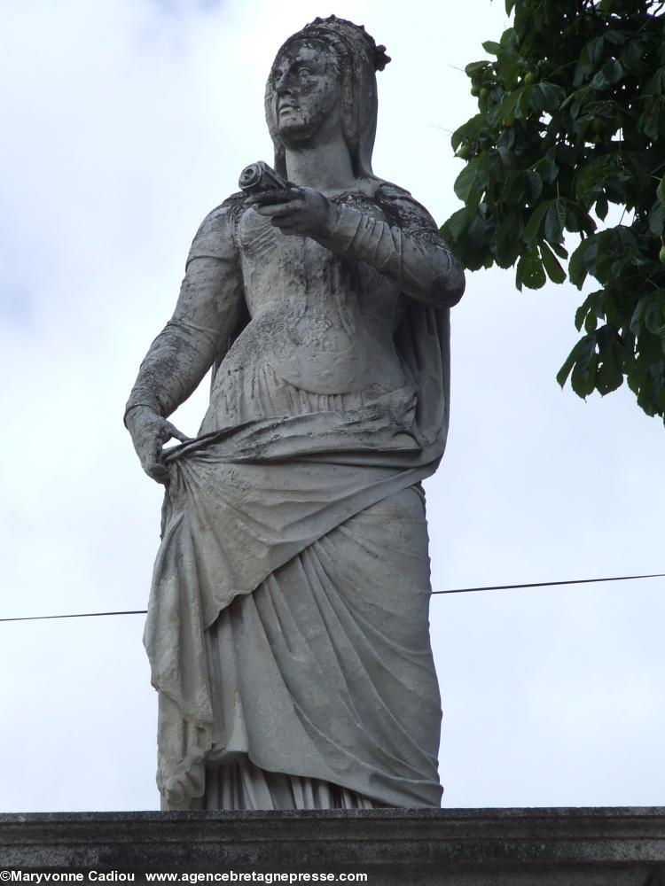 Anne de Bretagne. Nantes. Statue cours Saint-Pierre avant restauration. Anne de Bretagne. Nantes. Statue cours Saint-Pierre avant restauration.