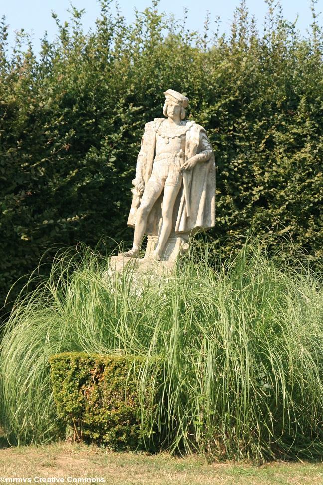 Pour ne pas le laisser complètement de côté. Concarneau. Statue de Charles VII au manoir de Keriolet ou l\'étonnante présence de la statue d\'un roi de France en Bretagne dans un espace privé... Pour ne pas le laisser complètement de côté. Concarneau. Statue de Charles VII au manoir de Keriolet ou l\'étonnante présence de la statue d\'un roi de France en Bretagne dans un espace privé...