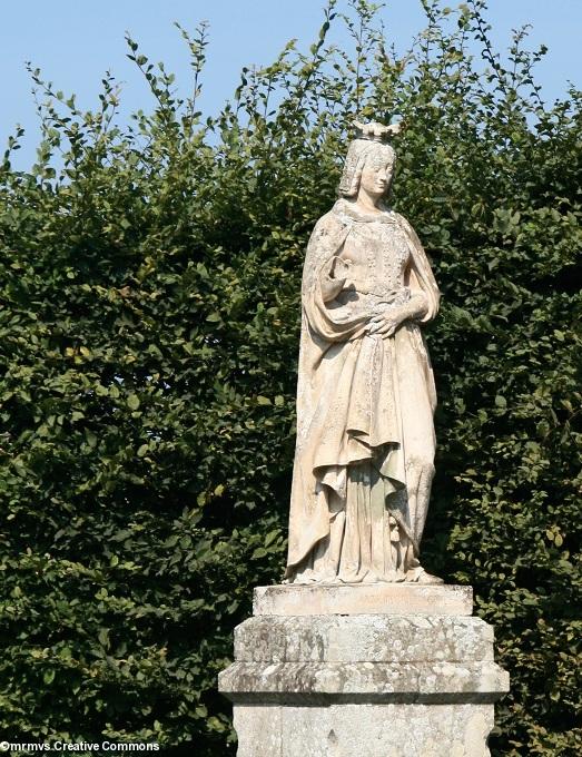 Anne de Bretagne. Concarneau vers 1900 ? Parc du manoir de Keriolet. Facture identique à celle de Paris (ph. 5). Anne de Bretagne. Concarneau vers 1900 ? Parc du manoir de Keriolet. Facture identique à celle de Paris (ph. 5).