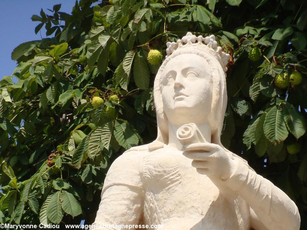 Nantes. Statue d\'Anne de Bretagne. De Johann Dominik Mahlknecht (1793-1876). En pierre. Restaurée en 2011-2012 comme ses trois autres des cours Saint-Pierre et Saint-André : Du Guesclin ; Olivier de Clisson et Arthur III.