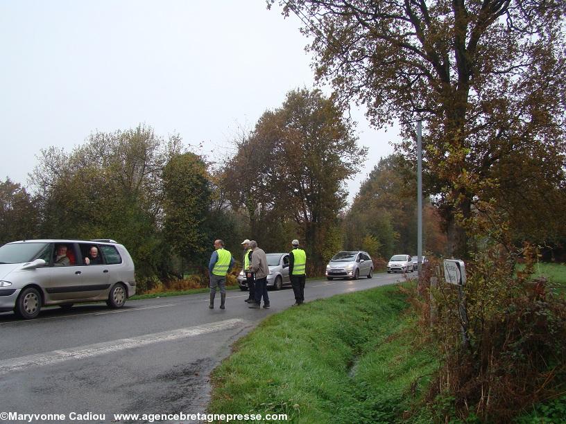 Notre-Dame des Landes 17 nov. 2012. Porte 5 ils ont fort à faire. Il est 10 heures 20. Notre-Dame des Landes 17 nov. 2012. Porte 5 ils ont fort à faire. Il est 10 heures 20.
