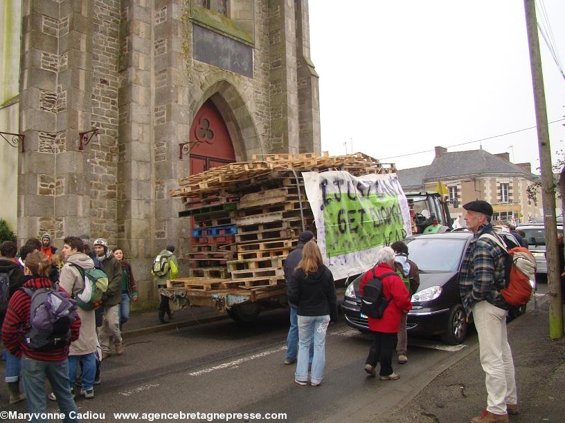 Notre-Dame des Landes 17 nov. 2012. Dans le bourg un des nombreux tracteurs. Chargé de palettes pour la reconstruction celui-ci. Notre-Dame des Landes 17 nov. 2012. Dans le bourg un des nombreux tracteurs. Chargé de palettes pour la reconstruction celui-ci.