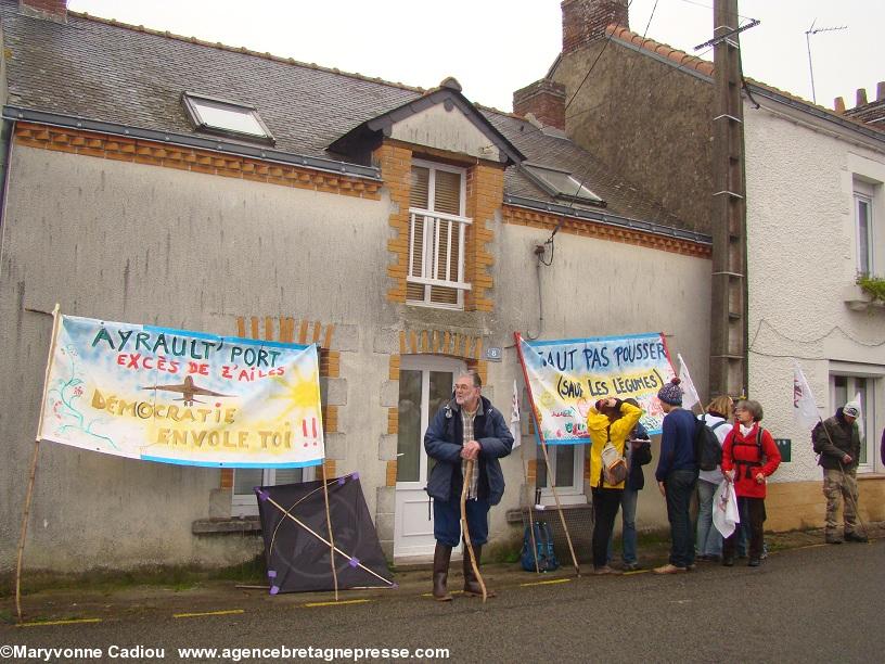 Notre-Dame des Landes 17 nov. 2012. Banderoles enfin visibles un petit moment. Notre-Dame des Landes 17 nov. 2012. Banderoles enfin visibles un petit moment.