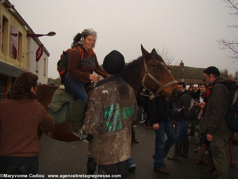 Notre-Dame des Landes 17 nov. 2012. On vient même à cheval. Il connaît le chemin pour La Vache Rit. Notre-Dame des Landes 17 nov. 2012. On vient même à cheval. Il connaît le chemin pour La Vache Rit.