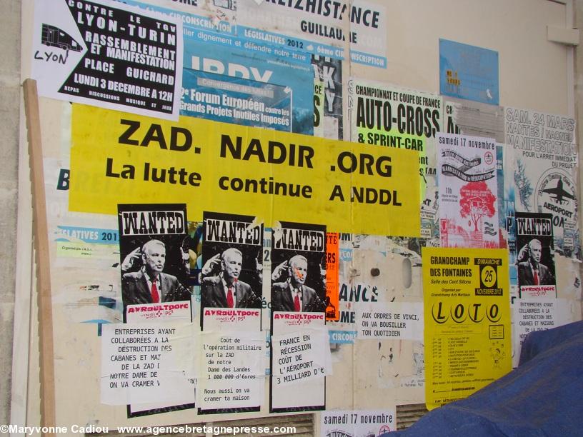 Notre-Dame des Landes 17 nov. 2012. Le mur de l’église déborde d’affiches. Notre-Dame des Landes 17 nov. 2012. Le mur de l’église déborde d’affiches.