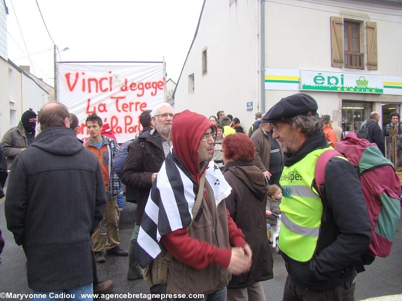 Notre-Dame des Landes 17 nov. 2012. Un jeune bretonnant explique la Bretagne à un soutien de Rhône-Alpes. Derrière Vinci est visé. Notre-Dame des Landes 17 nov. 2012. Un jeune bretonnant explique la Bretagne à un soutien de Rhône-Alpes. Derrière Vinci est visé.