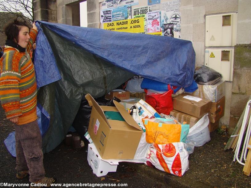 Notre-Dame des Landes 17 nov. 2012. Les dons arrivent pour la réinstallation et sont entreposés près de l’église. Photo à midi. Notre-Dame des Landes 17 nov. 2012. Les dons arrivent pour la réinstallation et sont entreposés près de l’église. Photo à midi.