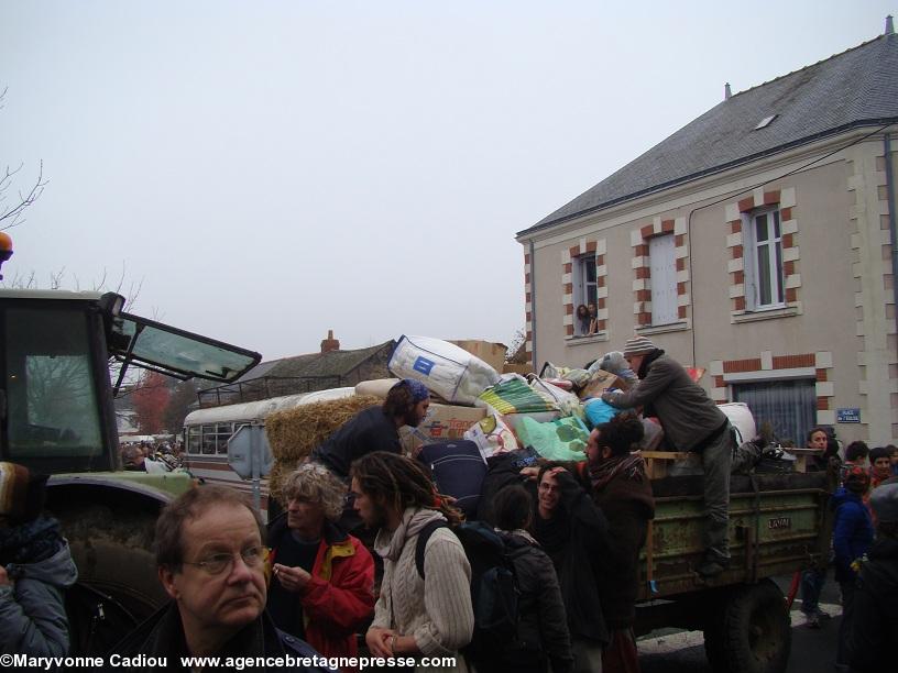 Notre-Dame des Landes 17 nov. 2012. Le chargement d’une remorque. 12 h 16. Notre-Dame des Landes 17 nov. 2012. Le chargement d’une remorque. 12 h 16.