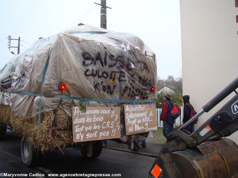 Notre-Dame des Landes 17 nov. 2012. La paille est pour l’isolation thermique – précaire – des habitations en reconstruction. Notre-Dame des Landes 17 nov. 2012. La paille est pour l’isolation thermique – précaire – des habitations en reconstruction.
