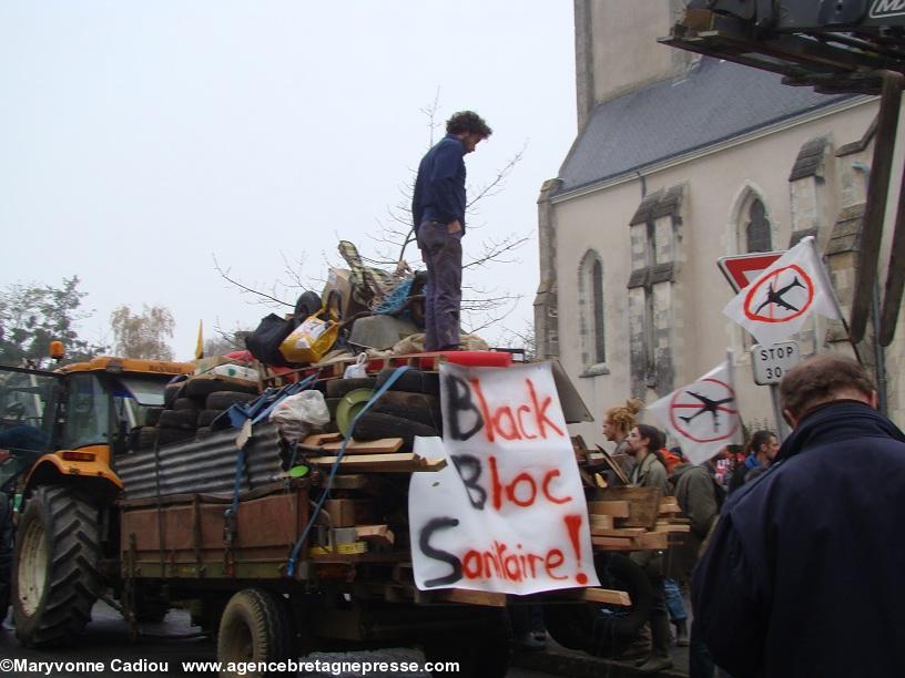 Notre-Dame des Landes 17 nov. 2012. Les remorques chargées partent. Notre-Dame des Landes 17 nov. 2012. Les remorques chargées partent.