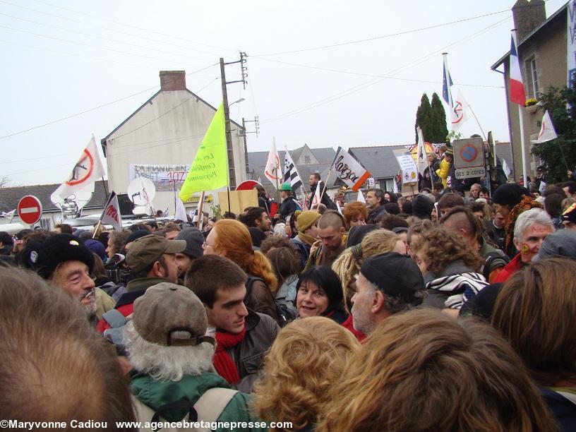 Notre-Dame des Landes 17 nov. 2012. La foule attend le désengorgement... Notre-Dame des Landes 17 nov. 2012. La foule attend le désengorgement...