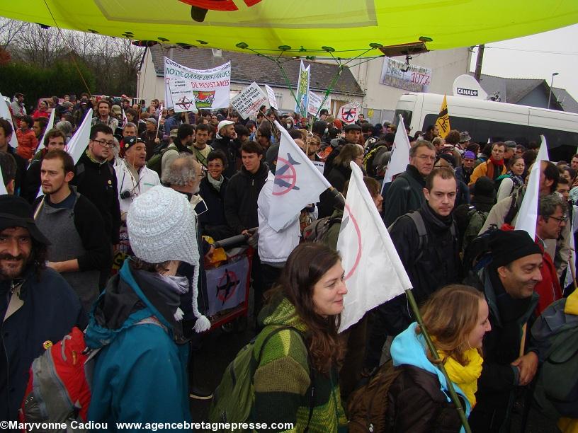 Notre-Dame des Landes 17 nov. 2012. À l’ombre du dirigeable de Greenpeace. Notre-Dame des Landes 17 nov. 2012. À l’ombre du dirigeable de Greenpeace.