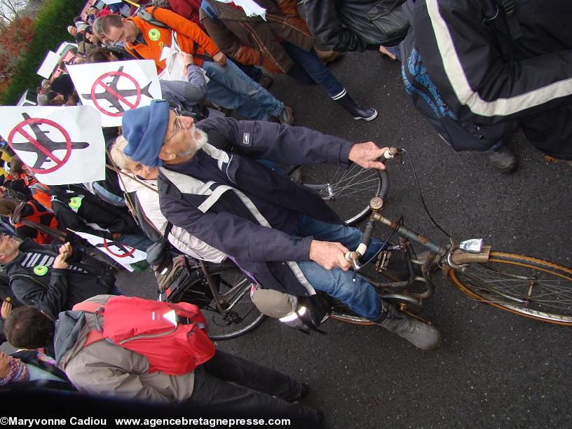 Notre-Dame des Landes 17 nov. 2012. Venus en car, en auto, à pied, à cheval mais aussi à vélo. Notre-Dame des Landes 17 nov. 2012. Venus en car, en auto, à pied, à cheval mais aussi à vélo.