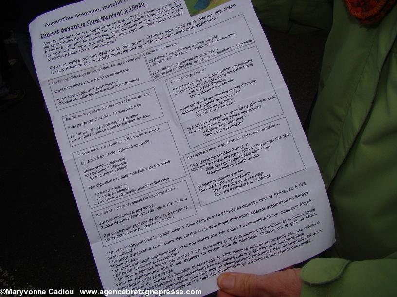 Notre-Dame des Landes 17 nov. 2012. Une partie du répertoire traditionnel détourné des chanteurs de Redon. Notre-Dame des Landes 17 nov. 2012. Une partie du répertoire traditionnel détourné des chanteurs de Redon.