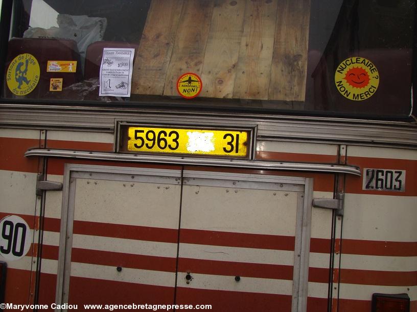 Notre-Dame des Landes 17 nov. 2012. Un car de Haute-Garonne apporte des planches et autre matériel et essaie de se faufiler dans le cortège. Notre-Dame des Landes 17 nov. 2012. Un car de Haute-Garonne apporte des planches et autre matériel et essaie de se faufiler dans le cortège.