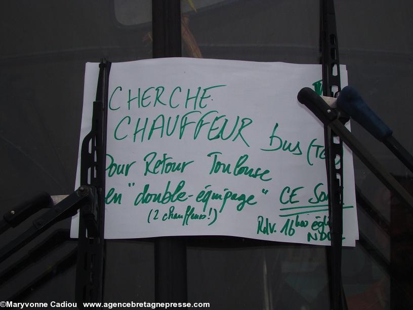 Notre-Dame des Landes 17 nov. 2012. Son chauffeur de Toulouse (en train de dormir) est “lâché” par son coéquipier qui restera en Bretagne. Notre-Dame des Landes 17 nov. 2012. Son chauffeur de Toulouse (en train de dormir) est “lâché” par son coéquipier qui restera en Bretagne.