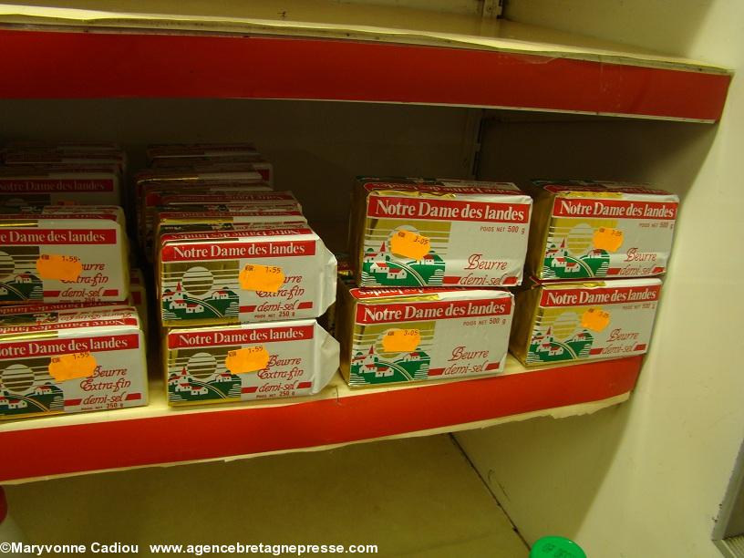 Notre-Dame des Landes 17 nov. 2012. Qui mangera du beurre au kérozène ? Et consommera de la viande idem ? Photo dans l\'épicerie du bourg. Notre-Dame des Landes 17 nov. 2012. Qui mangera du beurre au kérozène ? Et consommera de la viande idem ? Photo dans l\'épicerie du bourg.