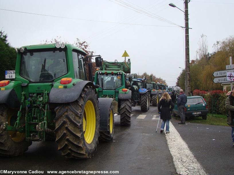 Notre-Dame des Landes 17 nov. 2012. À 14 h 15 les « beaux tracteurs neufs » passés à Fay-de-Bretagne (voir le texte) sont dans le bourg de NDdL et prennent le cortège. Notre-Dame des Landes 17 nov. 2012. À 14 h 15 les « beaux tracteurs neufs » passés à Fay-de-Bretagne (voir le texte) sont dans le bourg de NDdL et prennent le cortège.
