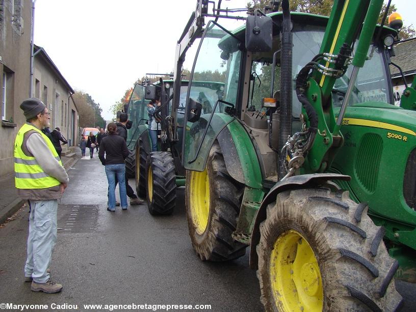 Notre-Dame des Landes 17 nov. 2012. À 14 h 15 les « beaux tracteurs neufs » passés à Fay-de-Bretagne (voir le texte) sont dans le bourg de NDdL et prennent le cortège. Notre-Dame des Landes 17 nov. 2012. À 14 h 15 les « beaux tracteurs neufs » passés à Fay-de-Bretagne (voir le texte) sont dans le bourg de NDdL et prennent le cortège.