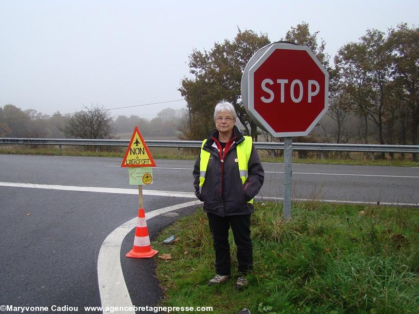 Notre-Dame des Landes 17 nov. 2012. À la sortie de la voie express N165 un couple d\'Orvault oriente sur Le Temple de Bretagne. Notre-Dame des Landes 17 nov. 2012. À la sortie de la voie express N165 un couple d\'Orvault oriente sur Le Temple de Bretagne.