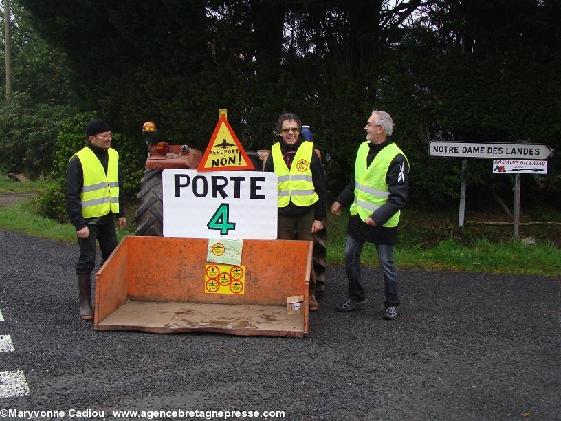 Notre-Dame des Landes 17 nov. 2012. À la Porte 4 c'est la bonne humeur. Il est 10 heures. Notre-Dame des Landes 17 nov. 2012. À la Porte 4 c'est la bonne humeur. Il est 10 heures.