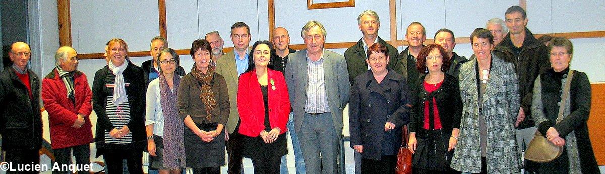 Gilbert Gaspaillard Maire de Pordic entouré des médaillés de l'année 2012
