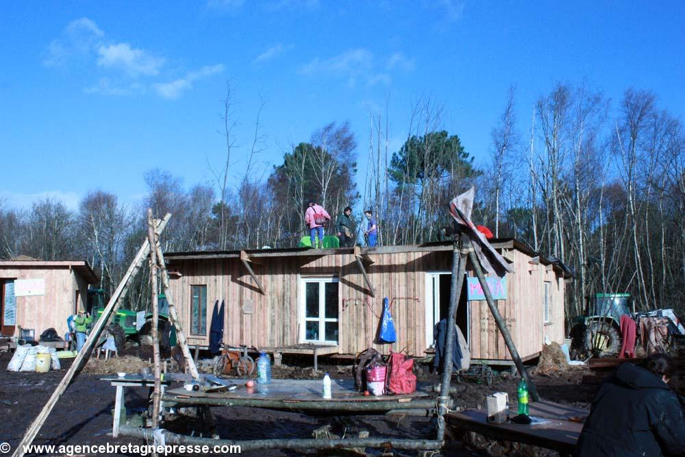 Les reconstructions vont bon train sur la ZAD(photo 
27/11/2012)