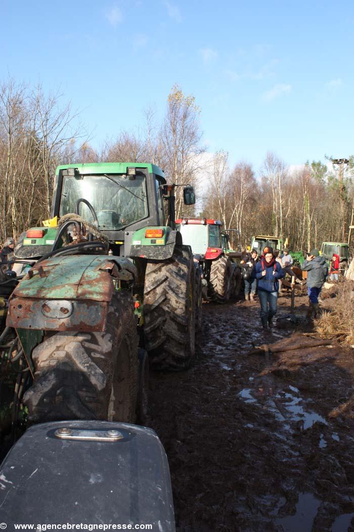 Le cercle des tracteurs. Les Indiens tournent autour.