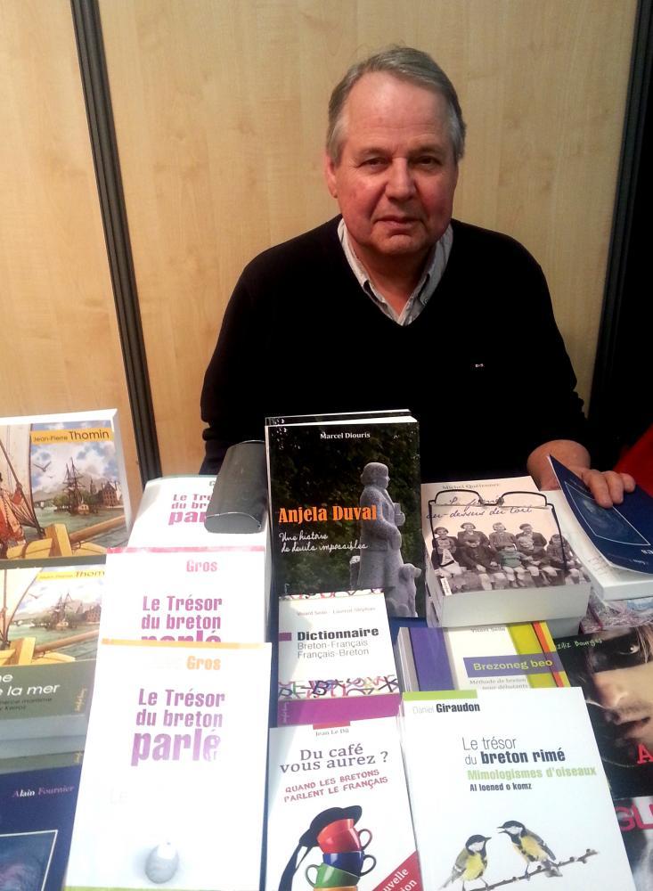 Jean-Pierre Thomin en dédicace avec La
fortune venait de la mer - Landerneau et
le commerce maritime au temps de
Barthélémy Kerroz Jean-Pierre Thomin en dédicace avec La
fortune venait de la mer - Landerneau et
le commerce maritime au temps de
Barthélémy Kerroz