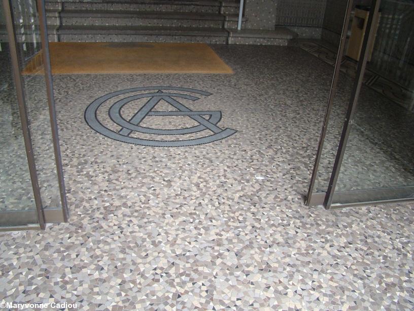 Nantes. Immeuble CGA. Entrée mosaïque Graziana. Nantes. Immeuble CGA. Entrée mosaïque Graziana.