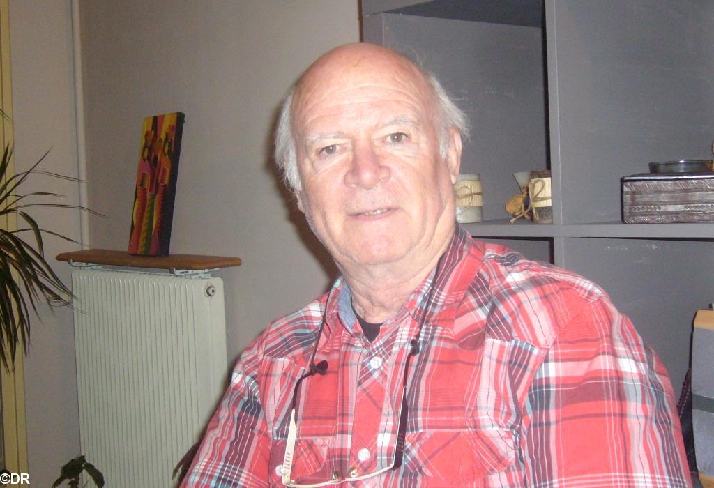 Comme le peuple haïtien  Jean-François Ménard  poète breton  veut toujours croire aux \"voix dans les arbres\".