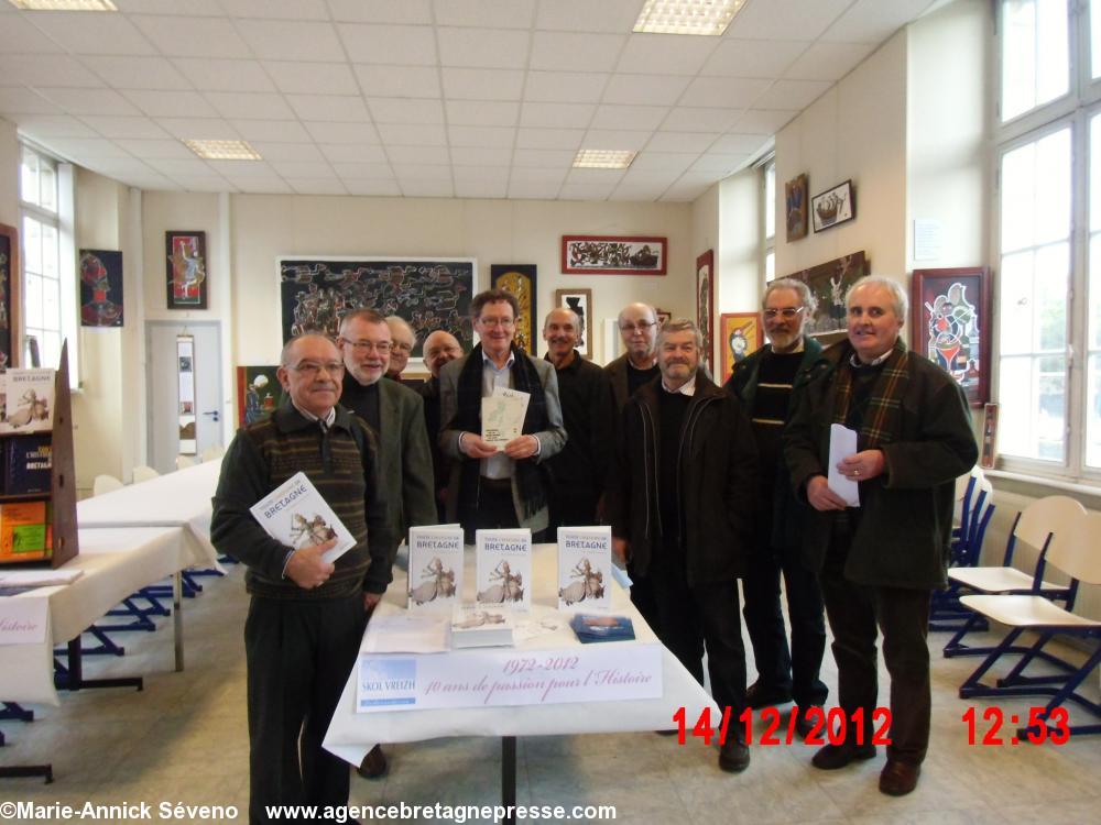 Une partie du groupe des auteurs (les plus jeunes sont au travail) prise par nous. On y voit Claude Geslin Yves Jézéquel Pierre Grall Patrick Galliou Yann Ber Piriou Jean-Jacques.Monnier Jean-René Le Quéau Jean Kerhervé Pierre Honoré et Christian Brunel.