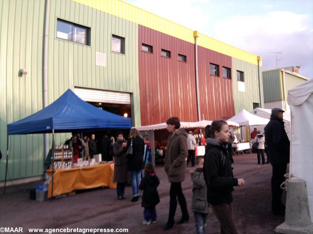 Vue du marché artisanal devant la salle des turfistes Vue du marché artisanal devant la salle des turfistes