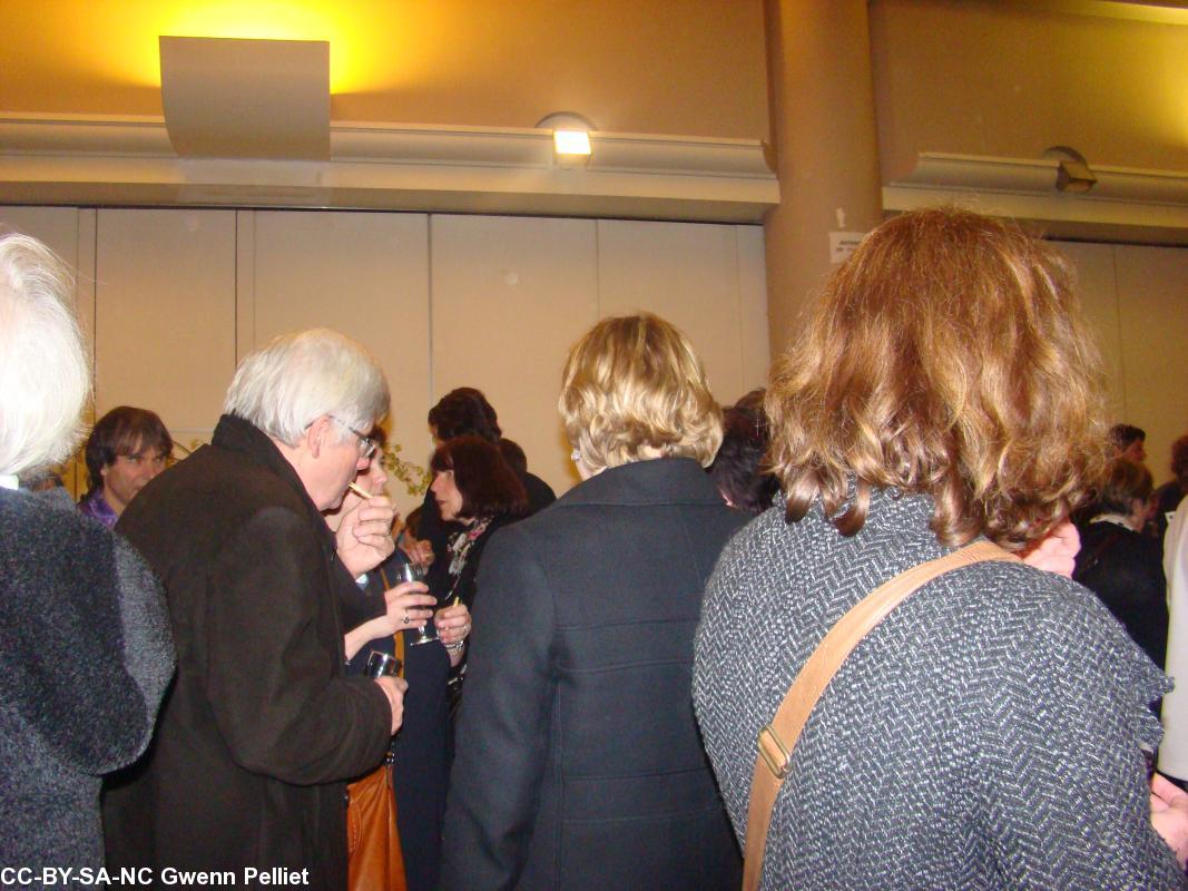 Les invités au buffet échangent entr\'eux