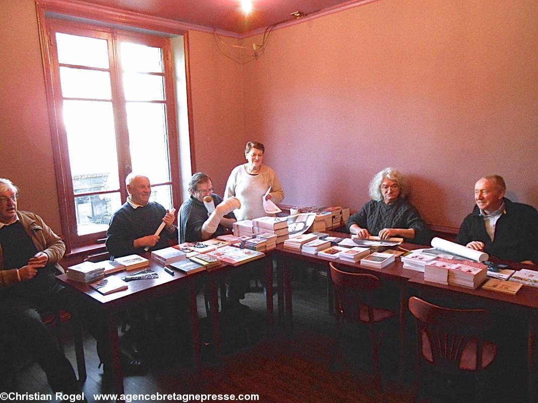 5 écrivains breton à Quimper le 170113 de g. à dr. :
Hervé Le Borgne J. -Charles Pérazzi Martial Ménard Angèle Jacq
Bernez Tangi Hervé Lossec