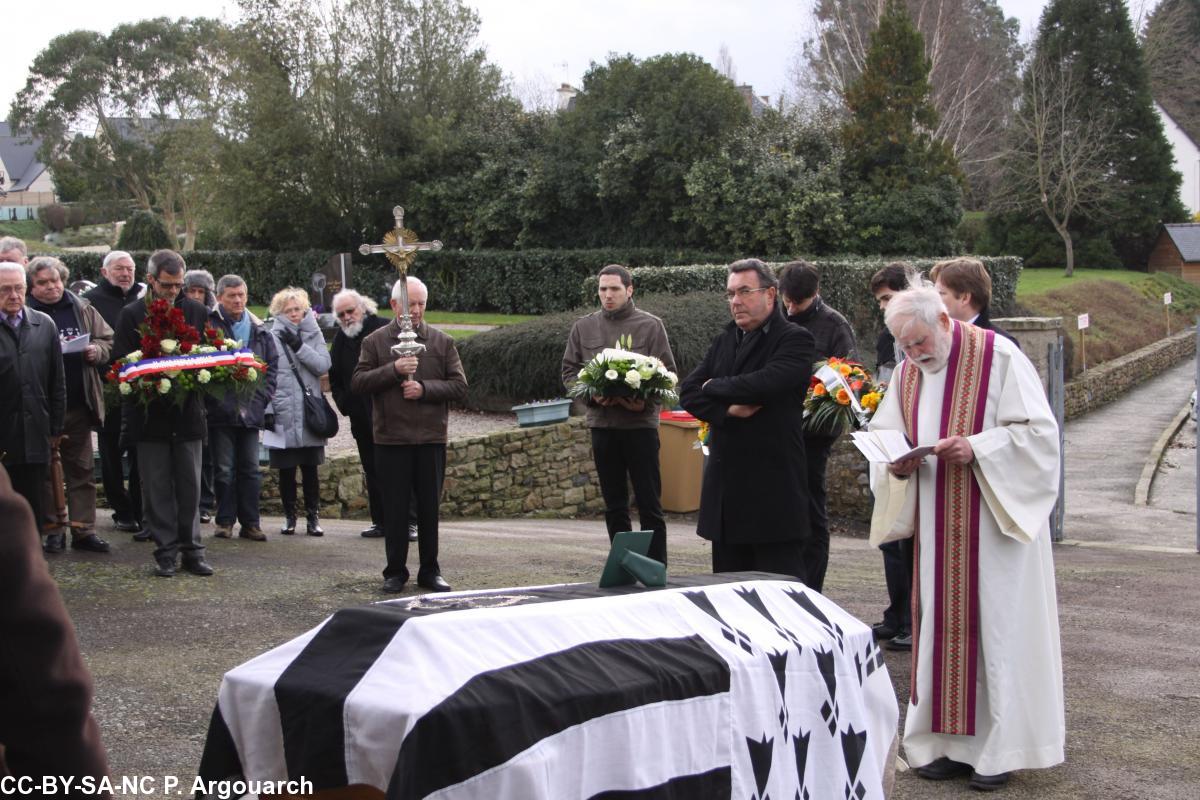 Le Père Yann Talbot (qui était assisté par le Père Raymond Letertre) lit une dernière prière pour l'âme du défunt.