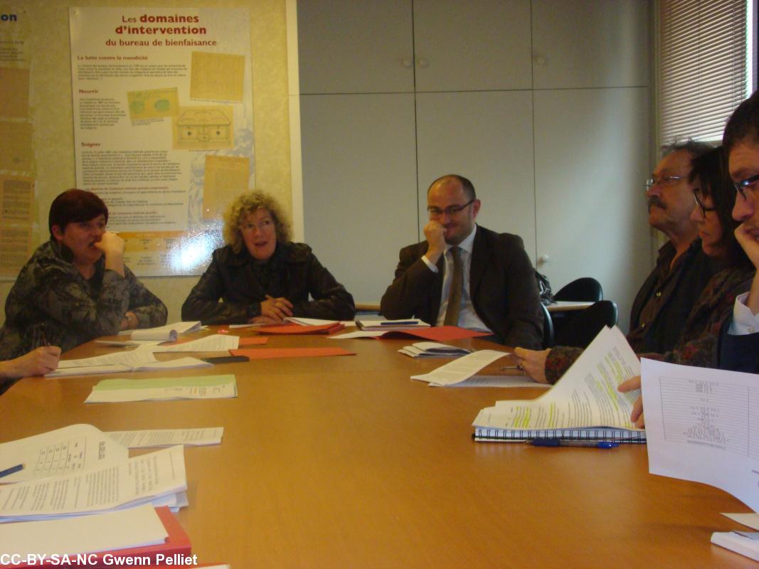 Laurence Vignon Adjoint au Maire pour l\'Action
Sociale Mme Desplanques Conseillère Municipale de
Quimper et M. Mauffrayd directeur du CCas de
Quimper