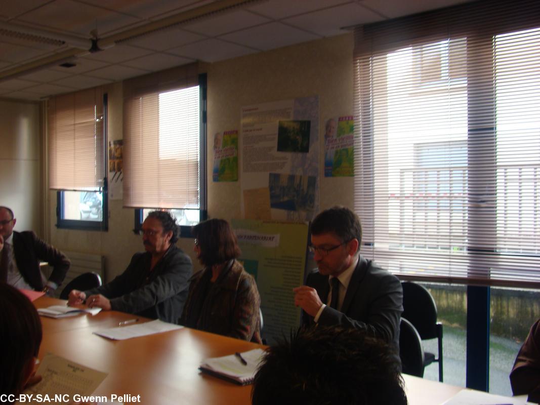 Le Directeur de l\'EPSM Quimper M. Bénard des
représentants de l\'Hopital Gourmelen