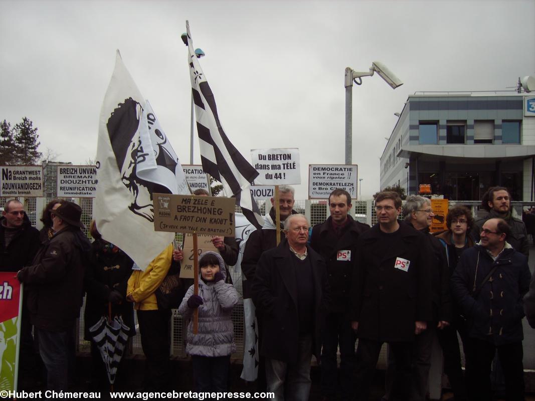 Malgré la pluie le climat était bon enfant parmi
les défenseurs du breton à la TV