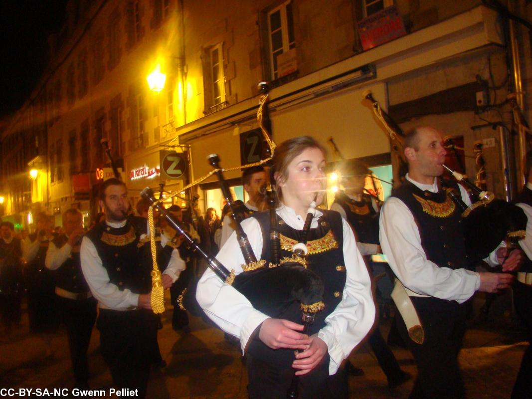 Le Bagad du Moulin-Vert dans les rues de Quimper
le 19 Janvier 2013