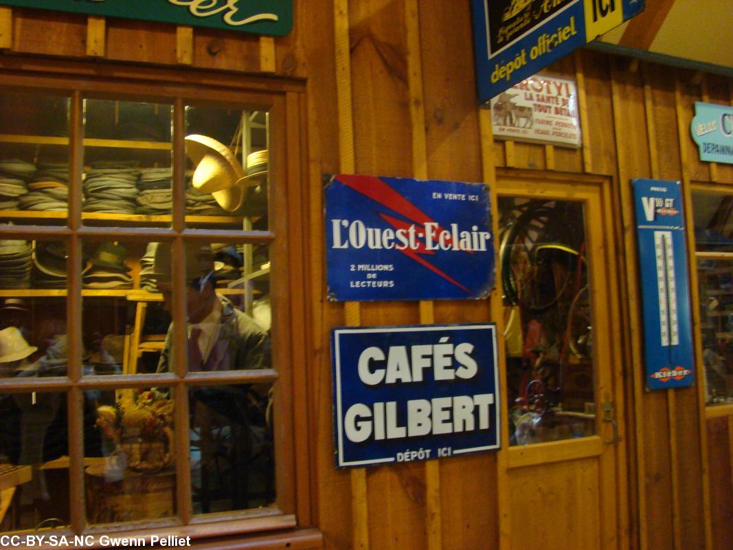 Affiche \"L\'Ouest-Eclair\" avant \"Ouest-France\" Affiche \"L\'Ouest-Eclair\" avant \"Ouest-France\"