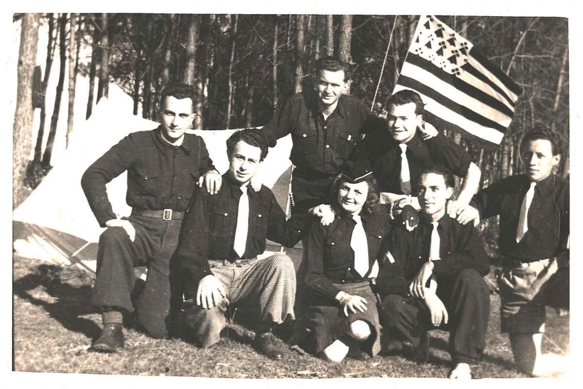 Yann Joncour à Missillac en 1943 avec des membres
du Groupe Liberté. Il est juste au dessous du Gwenn
ha du à coté de Paul Le Maguer ( à droite sur la
photo)