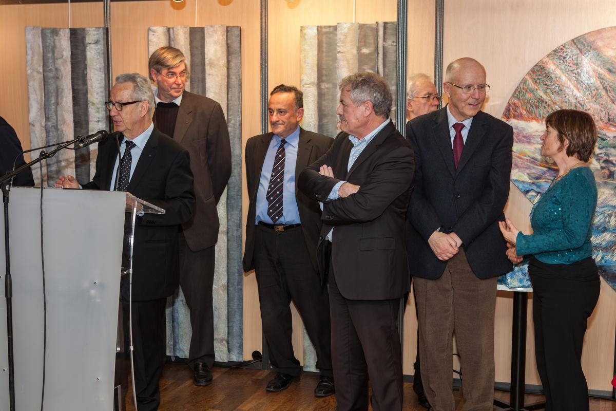 De gauche à droite : le président Roger Le
Dévéhat, Norbert Métairie, maire de Lorient,
Bernard Le Floc’h, Institut Culturel de
Bretagne, Emmanuelle Williamson, adjointe à la
culture de la ville de Lorient. Au second rang, les
administrateurs de la SLBA -photo Jean-Philippe Canard, SLBA