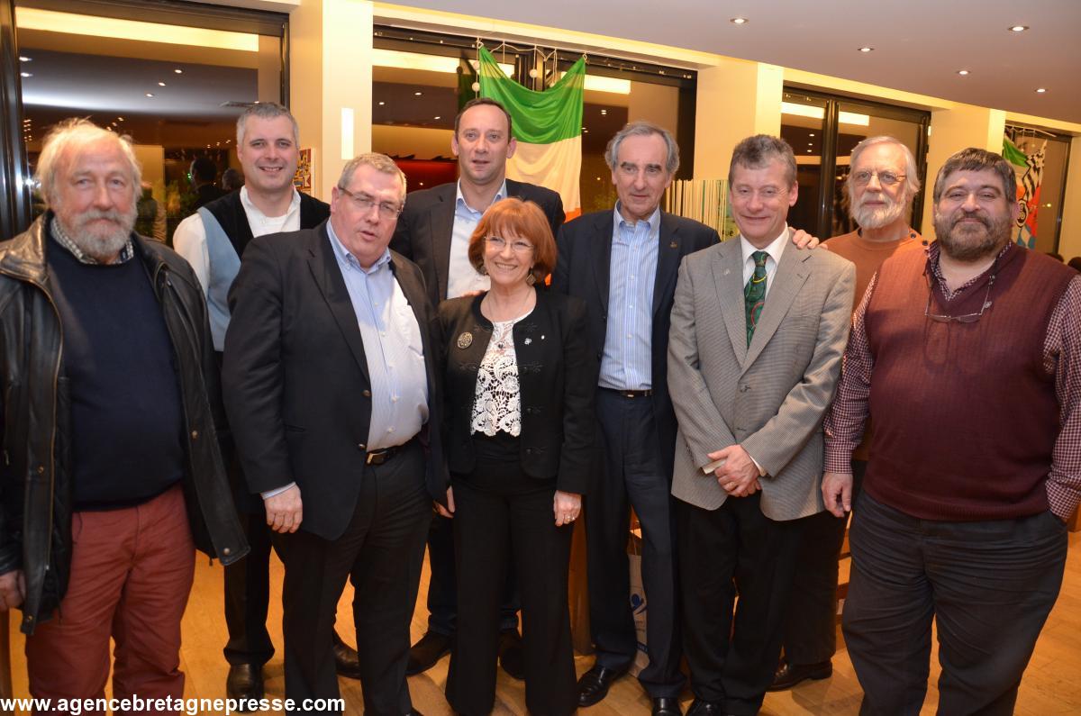 de gauche à droite Jean-Pierre Pichard, Youen le
Ret, Jakez Bernard, David Robo, Lena Louarn, Patrick
Mahé, Bill Condom, Patrick Malrieu et Lisardo
Lombardia.