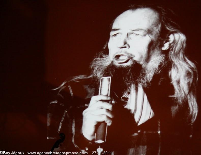 Glenmor Disuj / Glenmor l\'insoumis. Une des photos de fond de scène lors du spectacle donné à Pontivy.