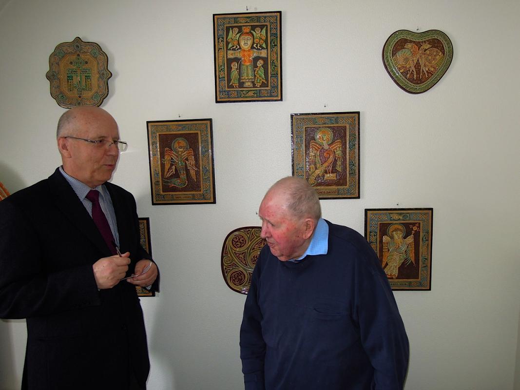 Corentin Le Pape accompagné de Bernard Le Floc\\\'h procède à l\\\'inventaire et à la description des pièces d\\\'exposition