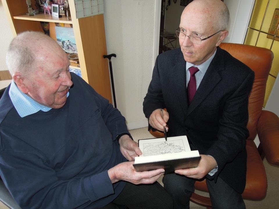 Corentin Le Pape prépare avec Bernard Le Floc\'h la documentation pour l\'exposition de Saint-Vio, à Tréguennec