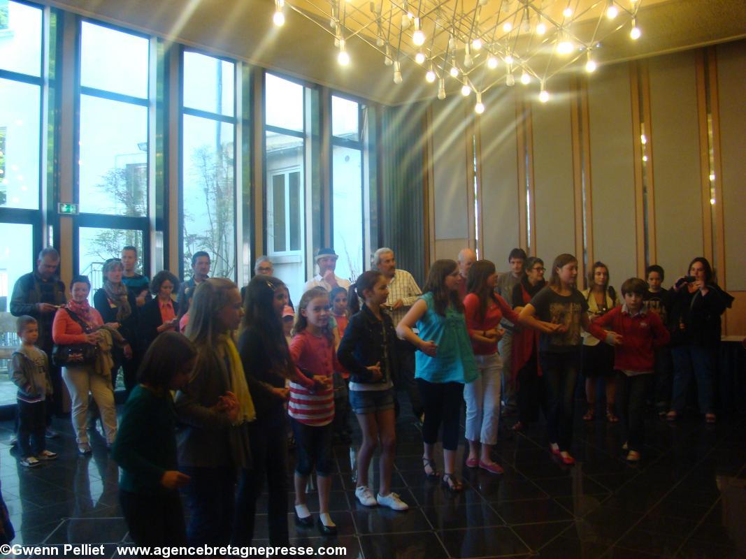 Les enfants des Dañserien Kemper dansant un hanter-dro chanté.